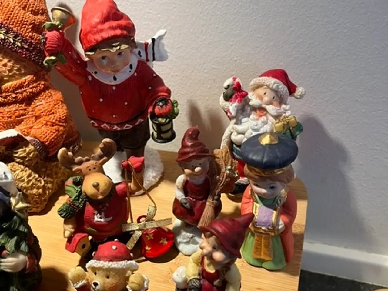 Billede 5 - Samling julefigurer med nisser, bamser og rensdyr