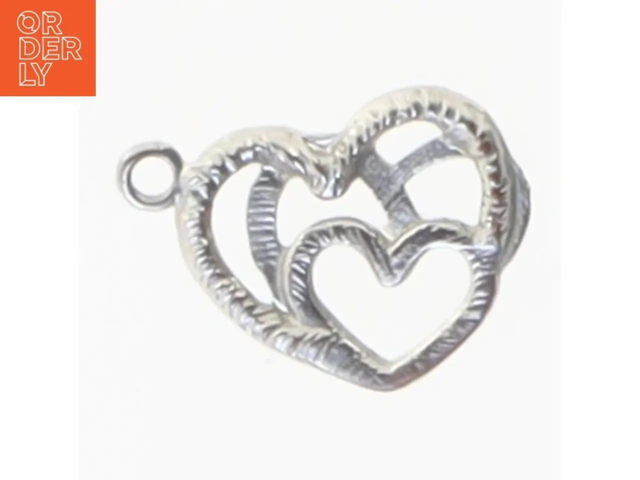 Billede 1 - Sølvfarvet hjertevedhæng (str. 2x1,6 cm)