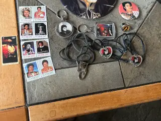 Lot med Michael Jackson memobilia sælges samlet