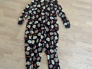 Fleece heldragt med motiver af bacon og spejæg