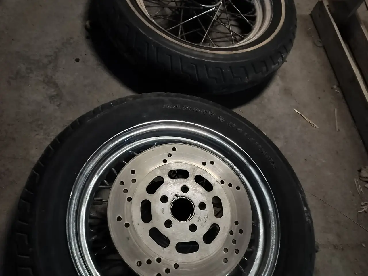 Billede 2 - Harley Davidson, to stk 16" hjul.