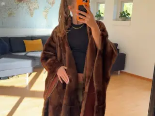 Smuk brun minkcape – ægte mink og vendbar