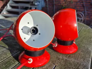 Velholdte rødorange magnetlamper