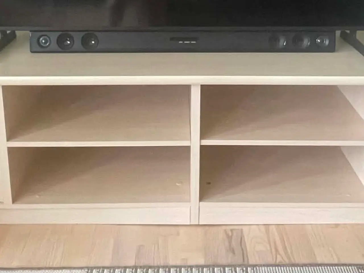 Billede 2 - Langt tv-bord / kommode med god opbevaringsplads