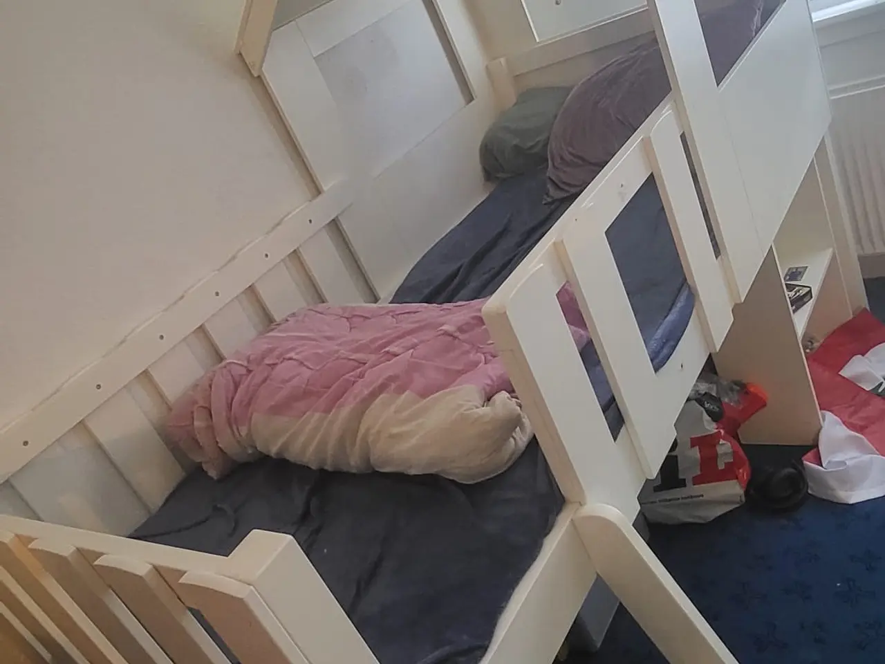 Billede 1 - Hvid børneseng / højseng med hus og opbevaring