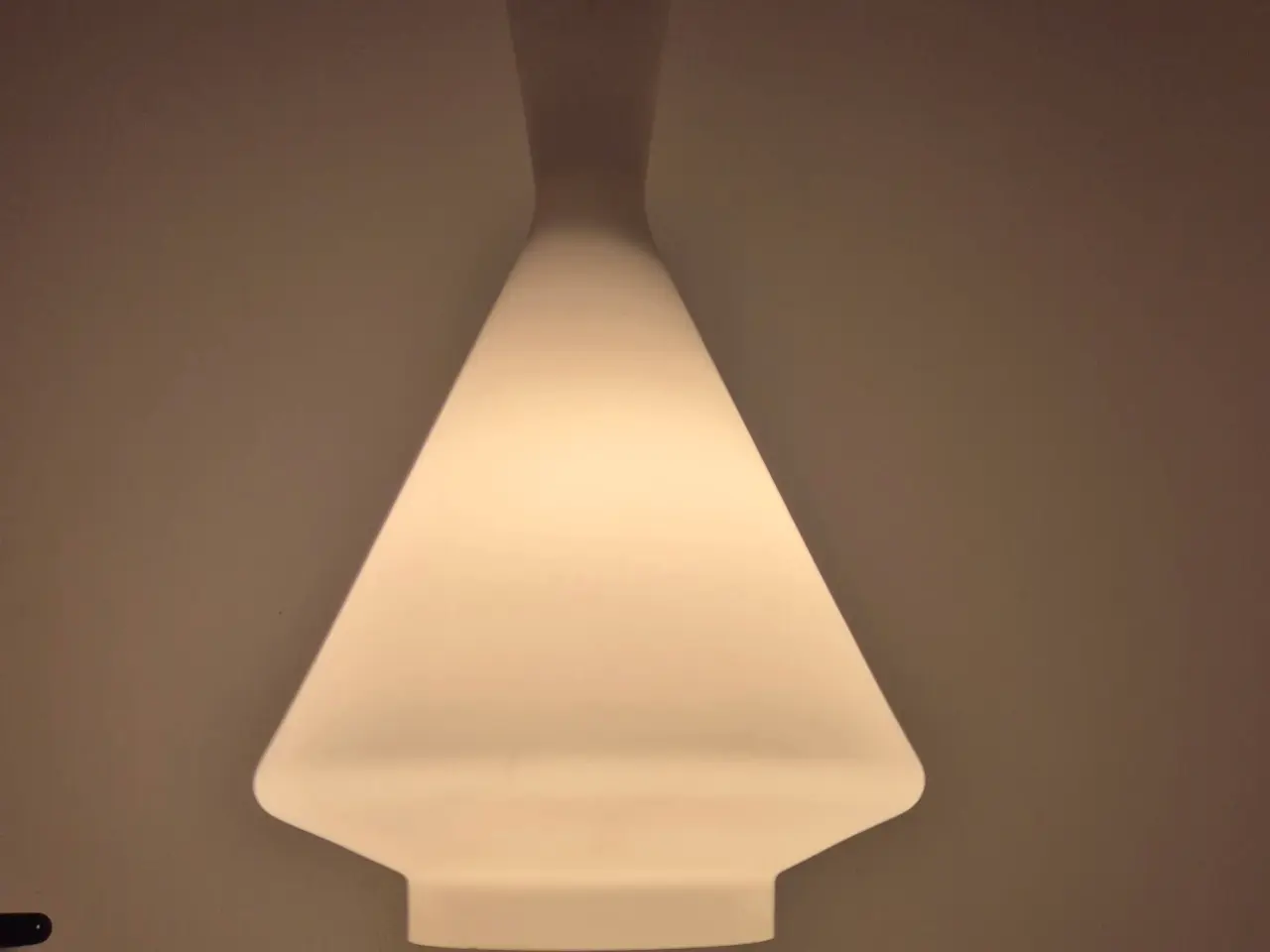 Billede 10 - Høj pendel i opalglas med flot og unikt design
