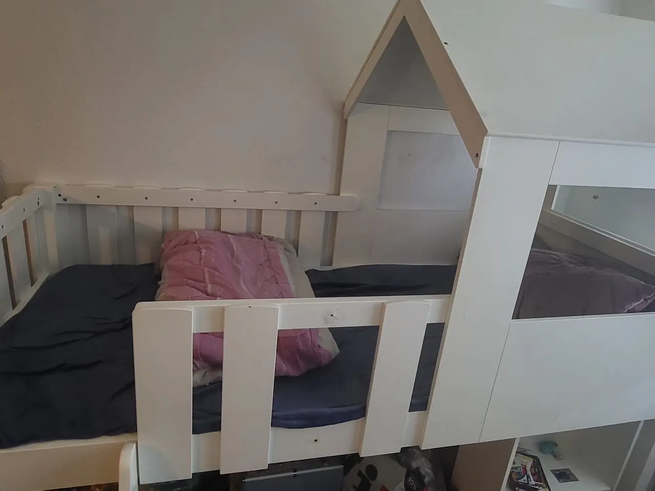 Billede 3 - Hvid børneseng / højseng med hus og opbevaring