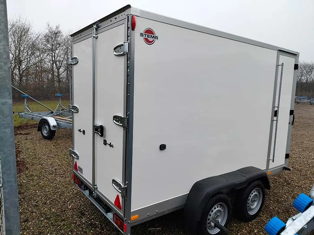 Billede 1 - Stema Cargo 305x157x184 2 akslet 2000 kg side/bag døre