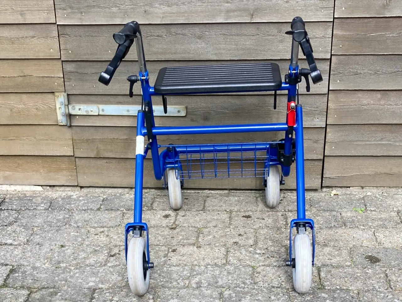 Billede 5 - Robust blå rollator med kurv og sæde