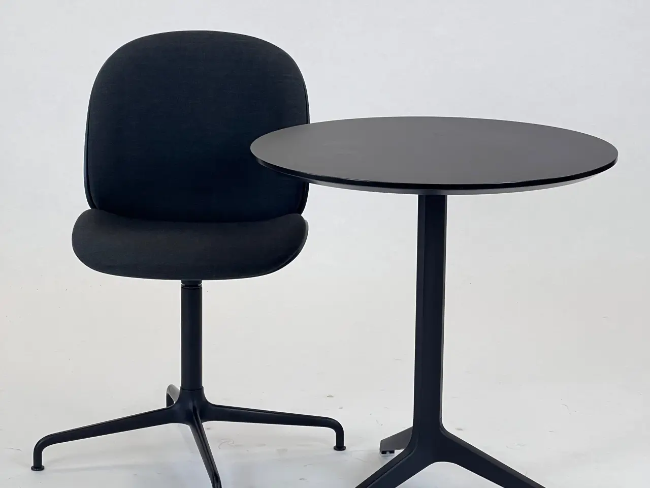 Billede 7 - GUBI Beetle Meeting Chair Stol – Grøn med Sort Stel