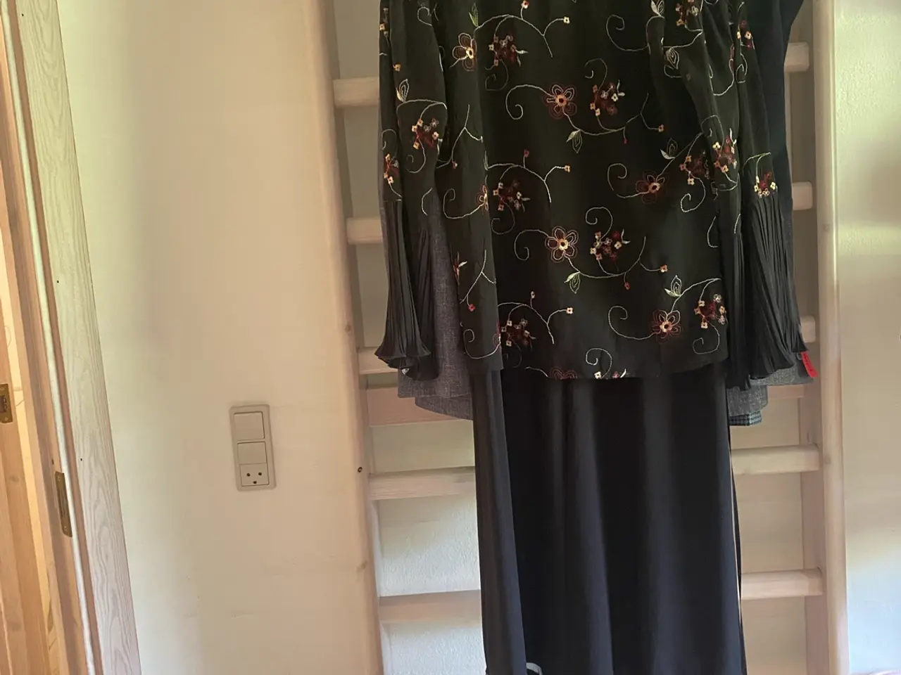 Billede 1 - En kjole graviditeten i sort med broderi