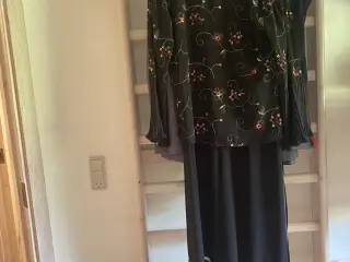 En kjole graviditeten i sort med broderi