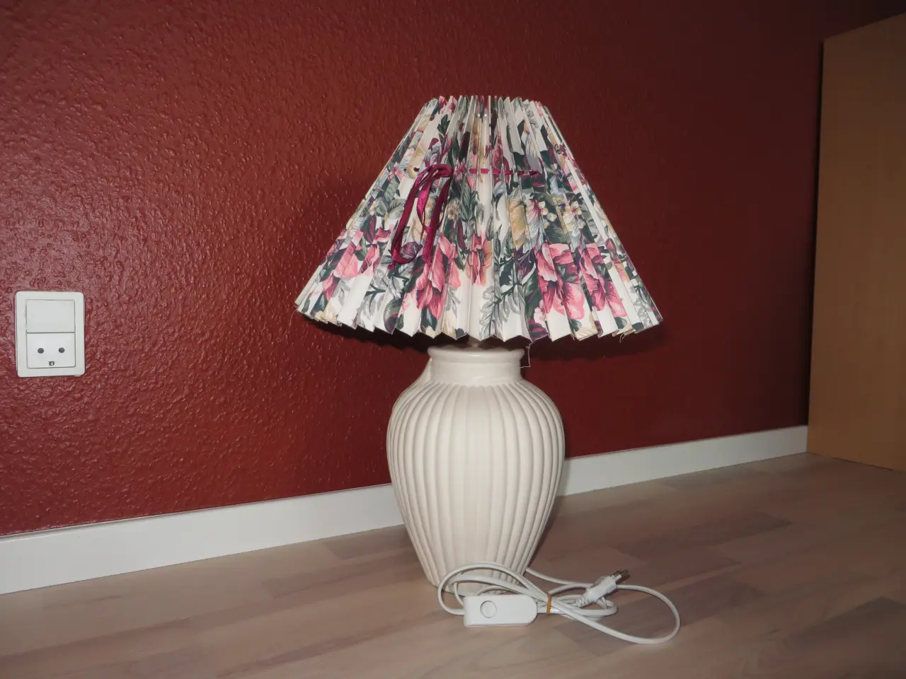 Billede 1 - Anden bordlampe Bordlampe hvid med blomstret skær