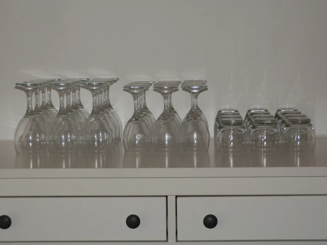Billede 1 - Vin og drikkeglas til 12 personer
