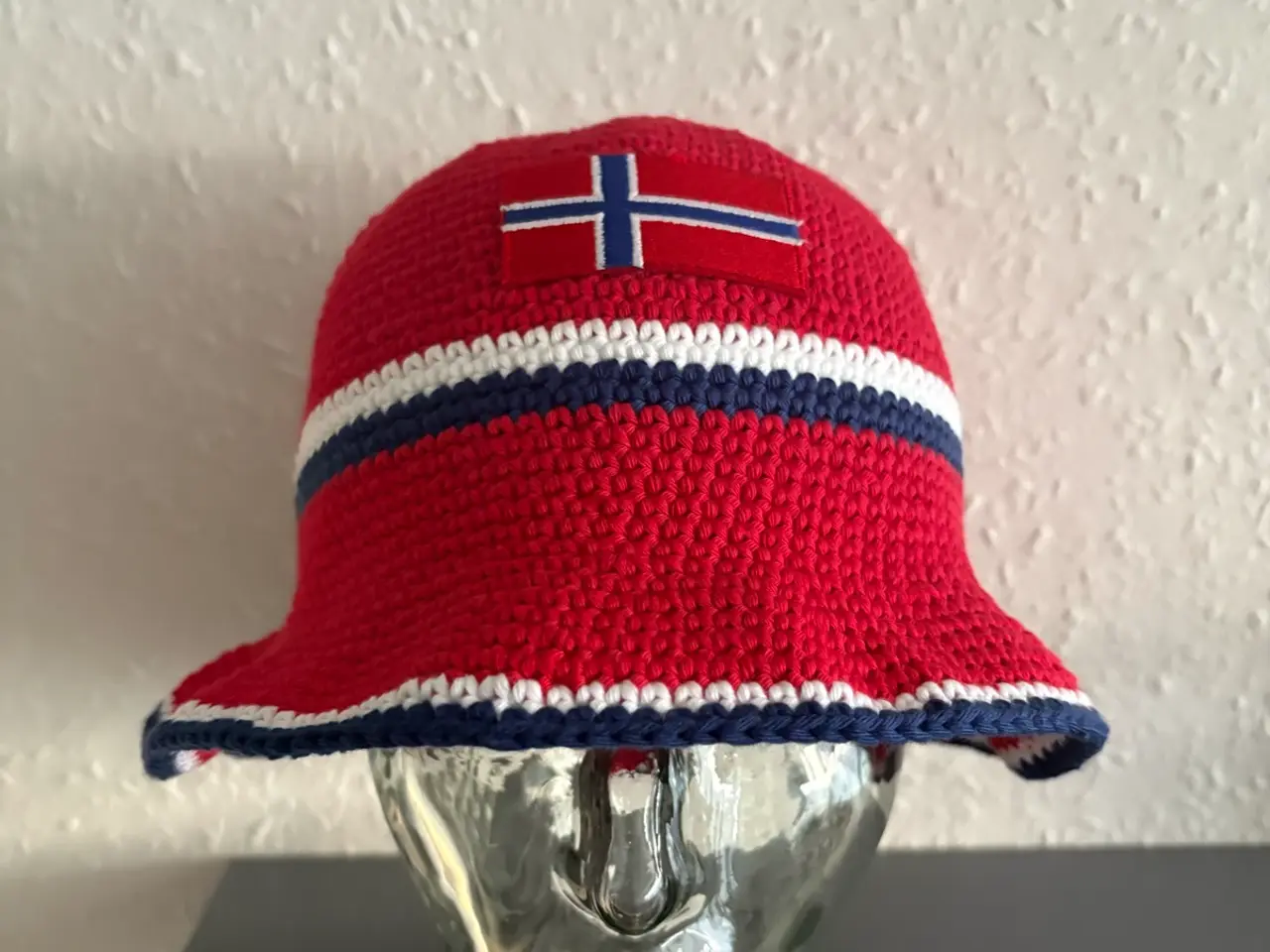 Billede 3 - Hæklet bøllehat med Norges flag