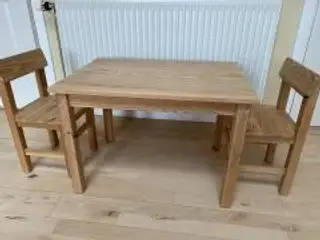 Børnebord og to børnestole, massiv fyrretræ