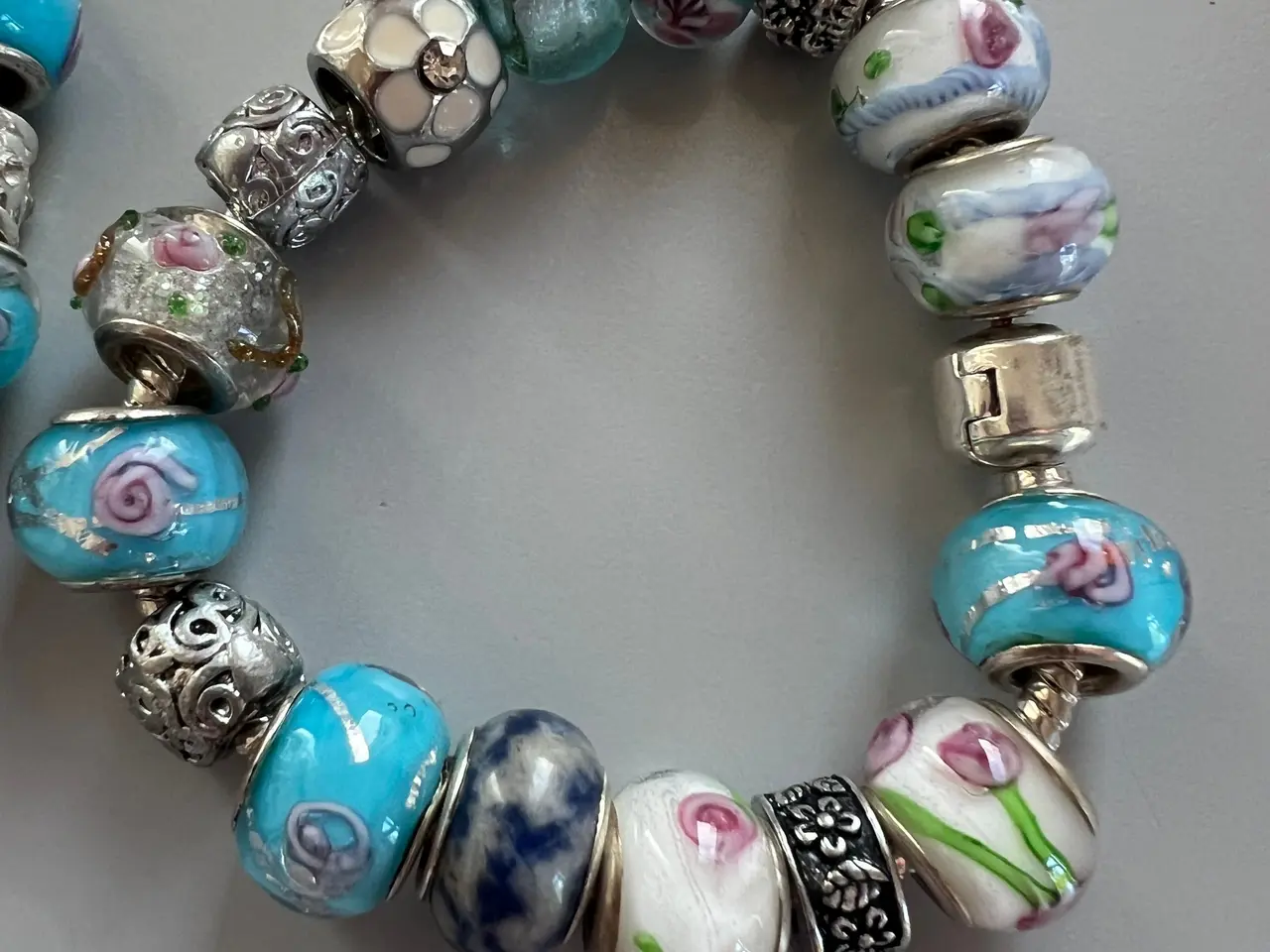 Billede 3 - Smukke armbånd med charms