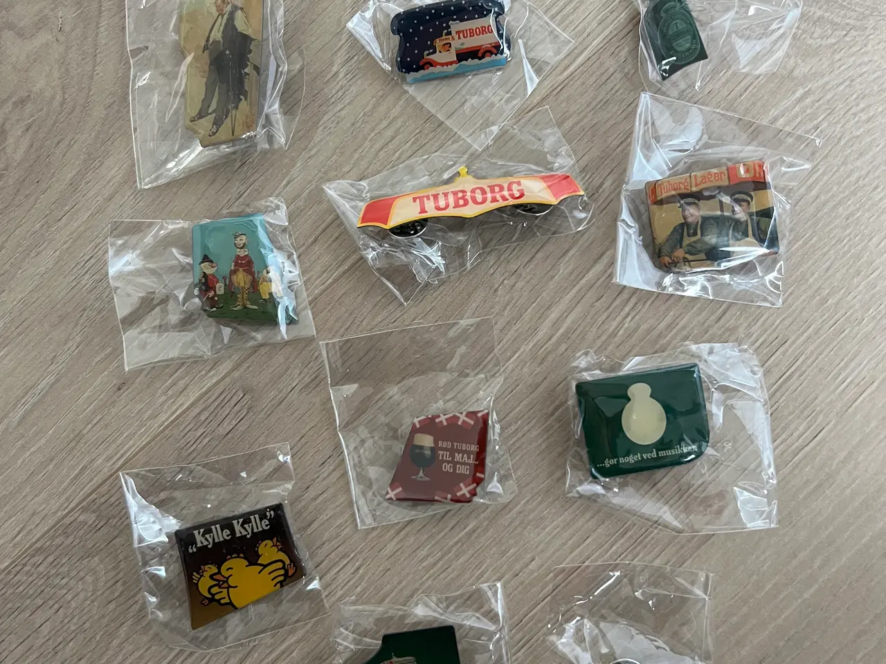 Billede 1 - Samling af 11 Tuborg pins og badges