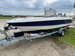 Centerpult båd med 135hk Mariner