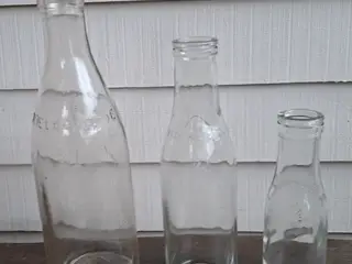 Klare retro mælkeflasker