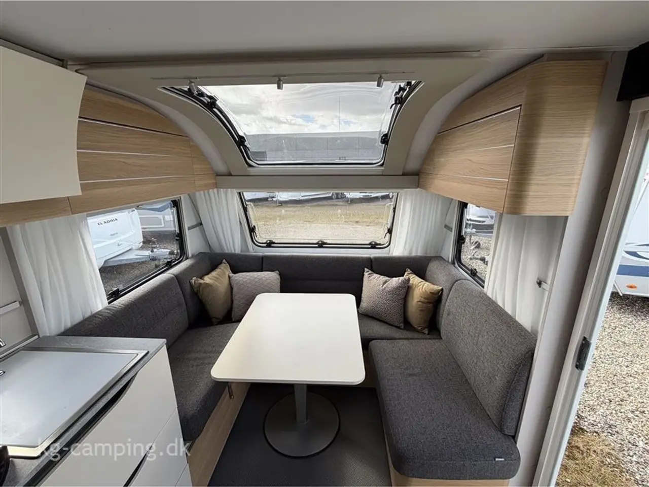 Billede 3 - 2022 - Adria Adora 522 UP   Flot rummelig vogn med dobbeltseng, Truma mover og Isabella Sun Shine Plus incl front. Kan opvejes til 1700 KG