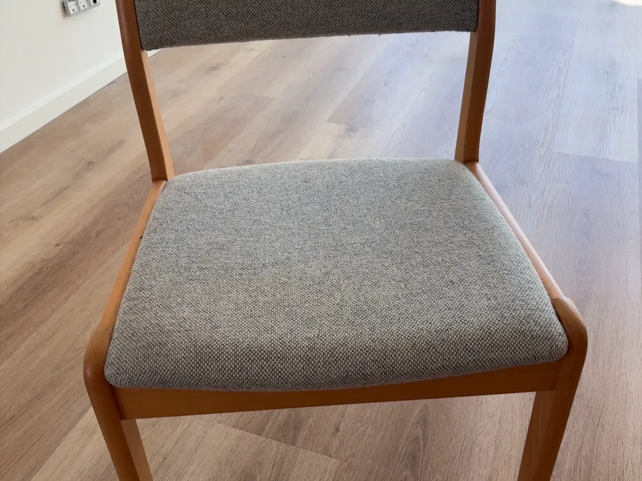 Billede 5 - Farstrup spisebordssæt borde og Nybøl stole