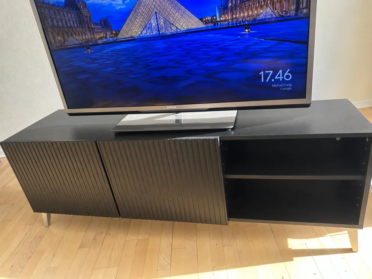 Billede 2 - TV-bord i sort med rillede låger