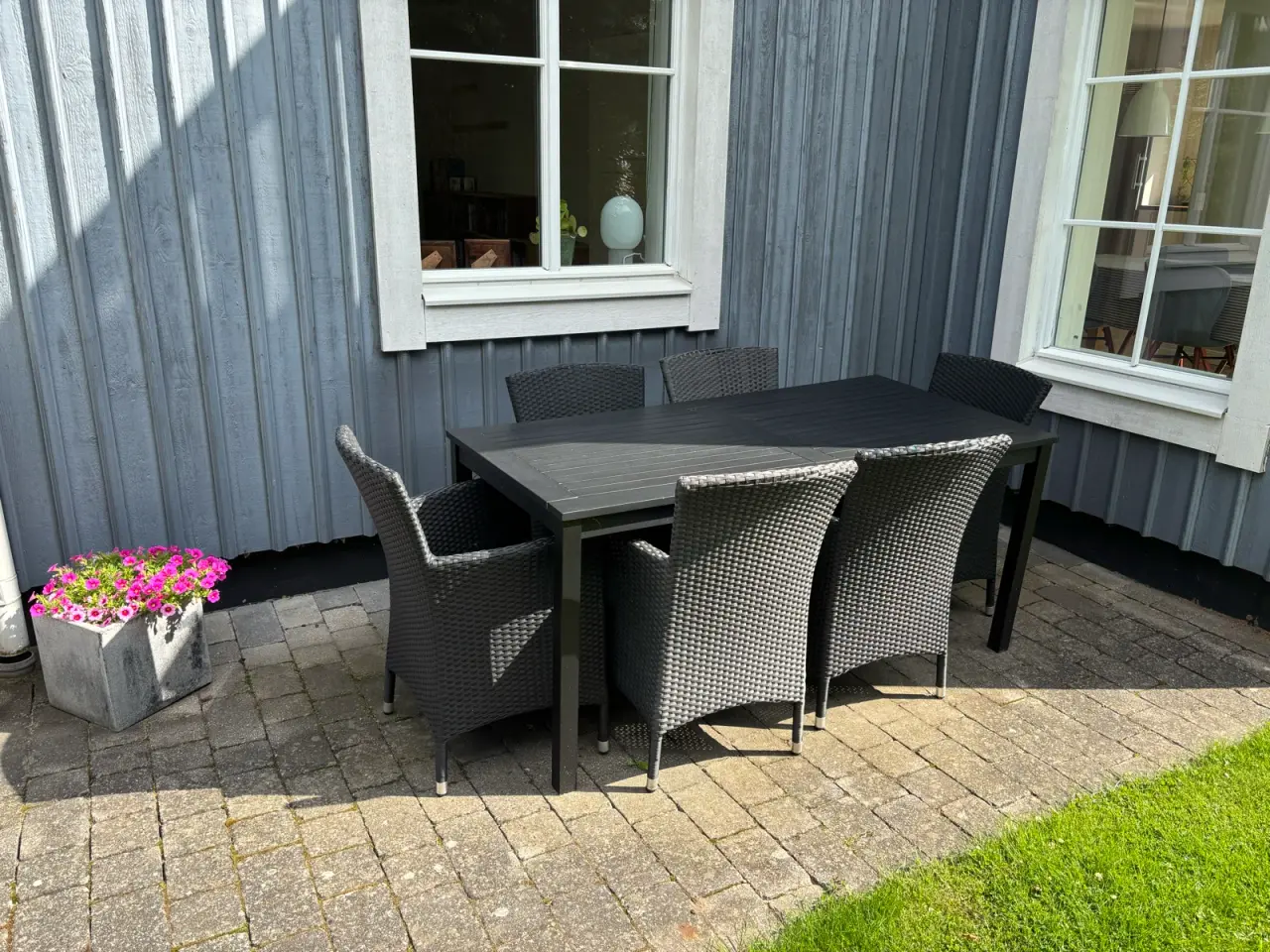 Billede 1 - Havebord med 6 stole i flet, sort