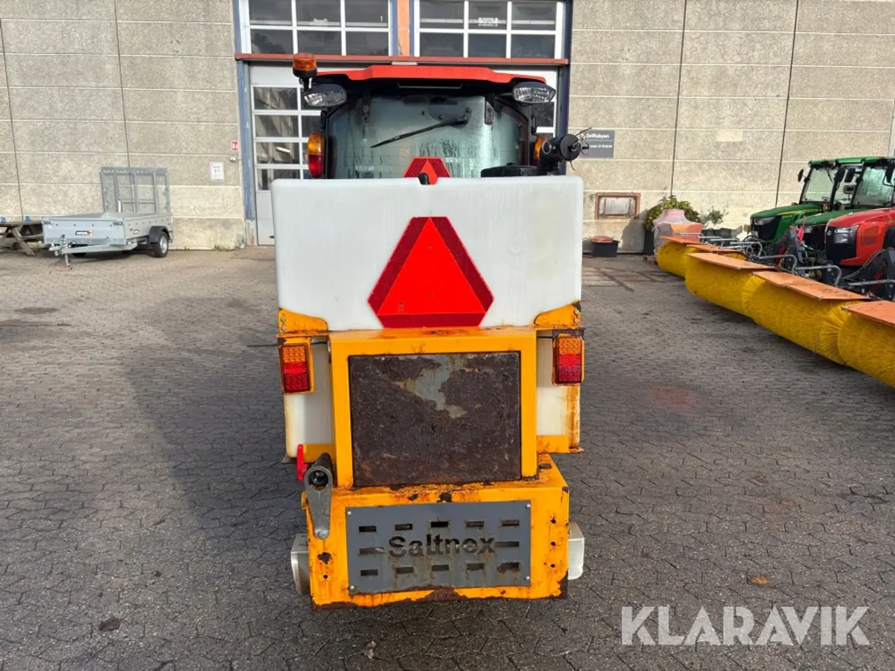 Billede 4 - Traktor Kubota ST371-C med kost og saltspreder