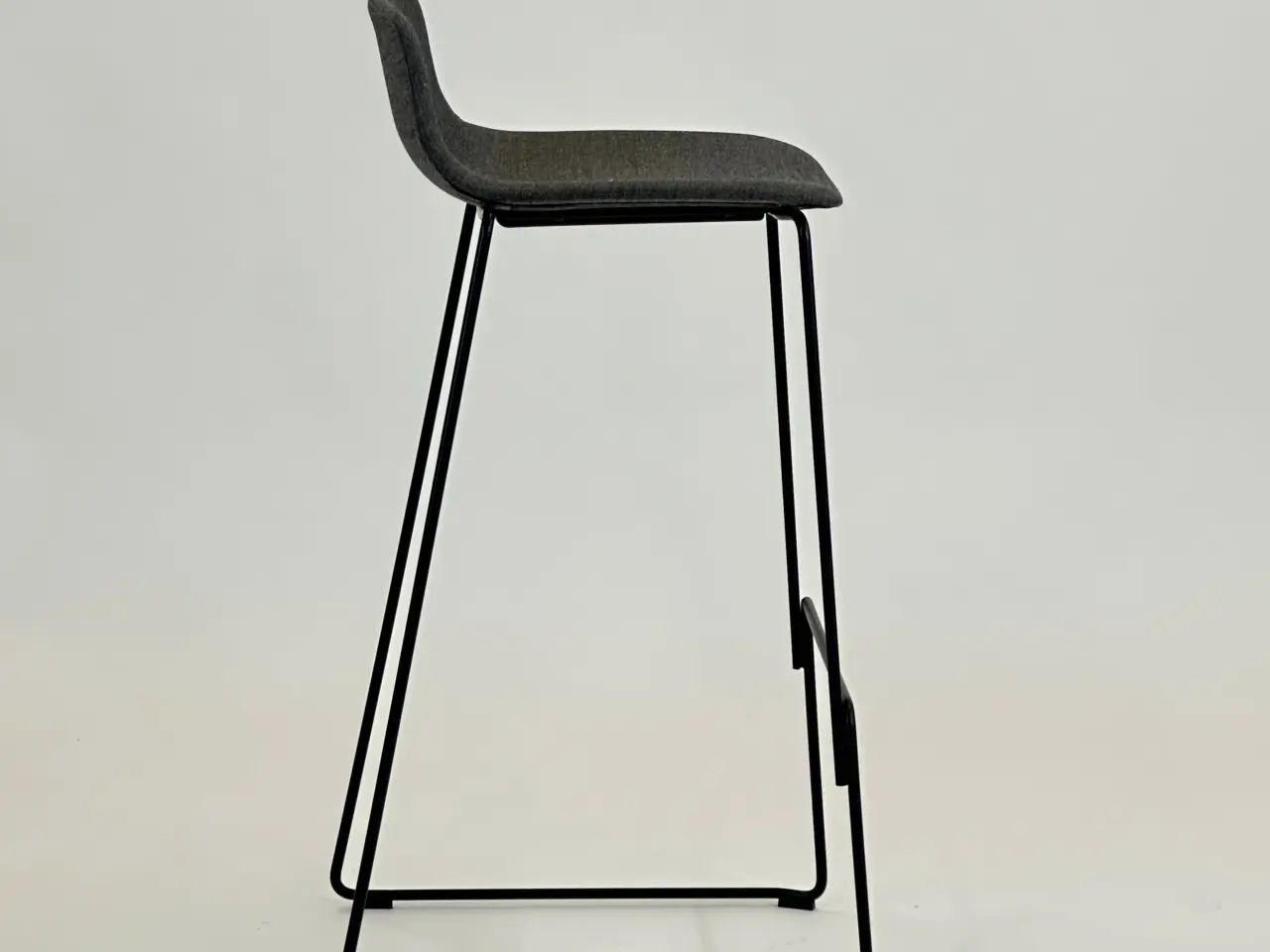 Billede 6 - Fredericia Furniture Pato Sledge Barstol – Mørkegrå med Sort Stel SH 80 cm
