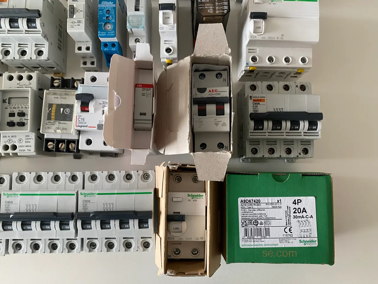 Billede 11 - Schneider Automatsikring  og Kombiafb.