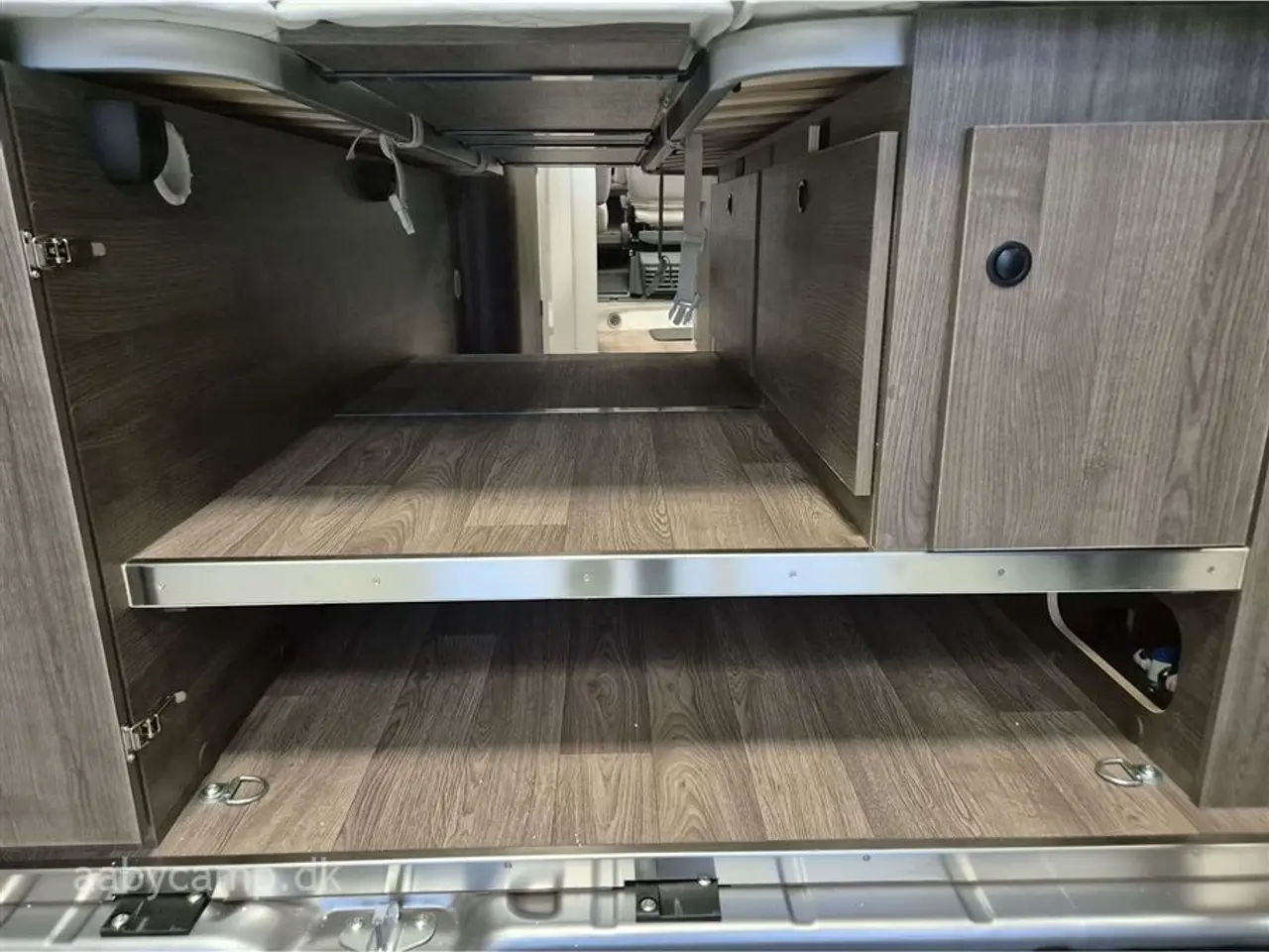 Billede 24 - 2026 - Benimar Benivan 160 PLUS NK Pakke. Automatgear. 140Hk. 200W solcelle. Kompressor køleskab. Webasto Dieselvarme. Elektrisk indgangstrin. Metallak