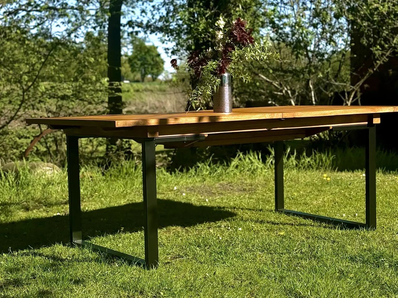 Billede 2 - Eksklusivt nyrenoveret massivt teakbord – Indoor &