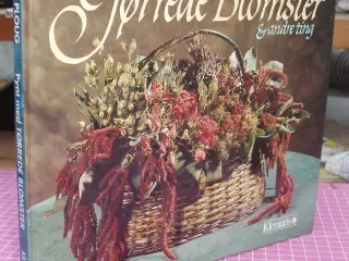 Pynt med tørrede blomster & andre ting