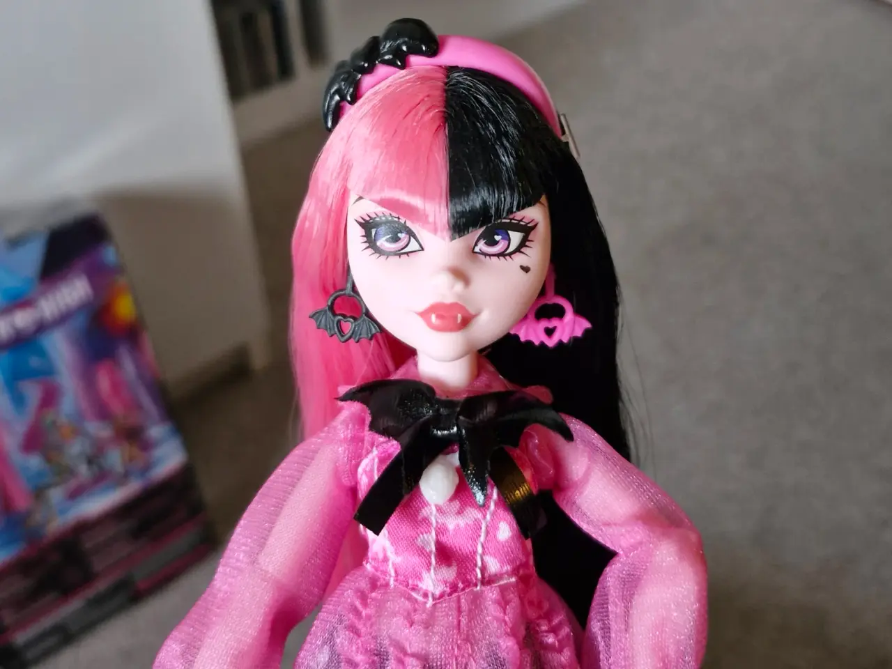 Billede 4 - Monster High, G3 Draculaura Core Dukke, HHK51