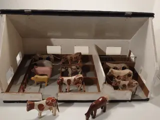 Fængselslegetøj:Stor stald med 12 trædyr.1930-40