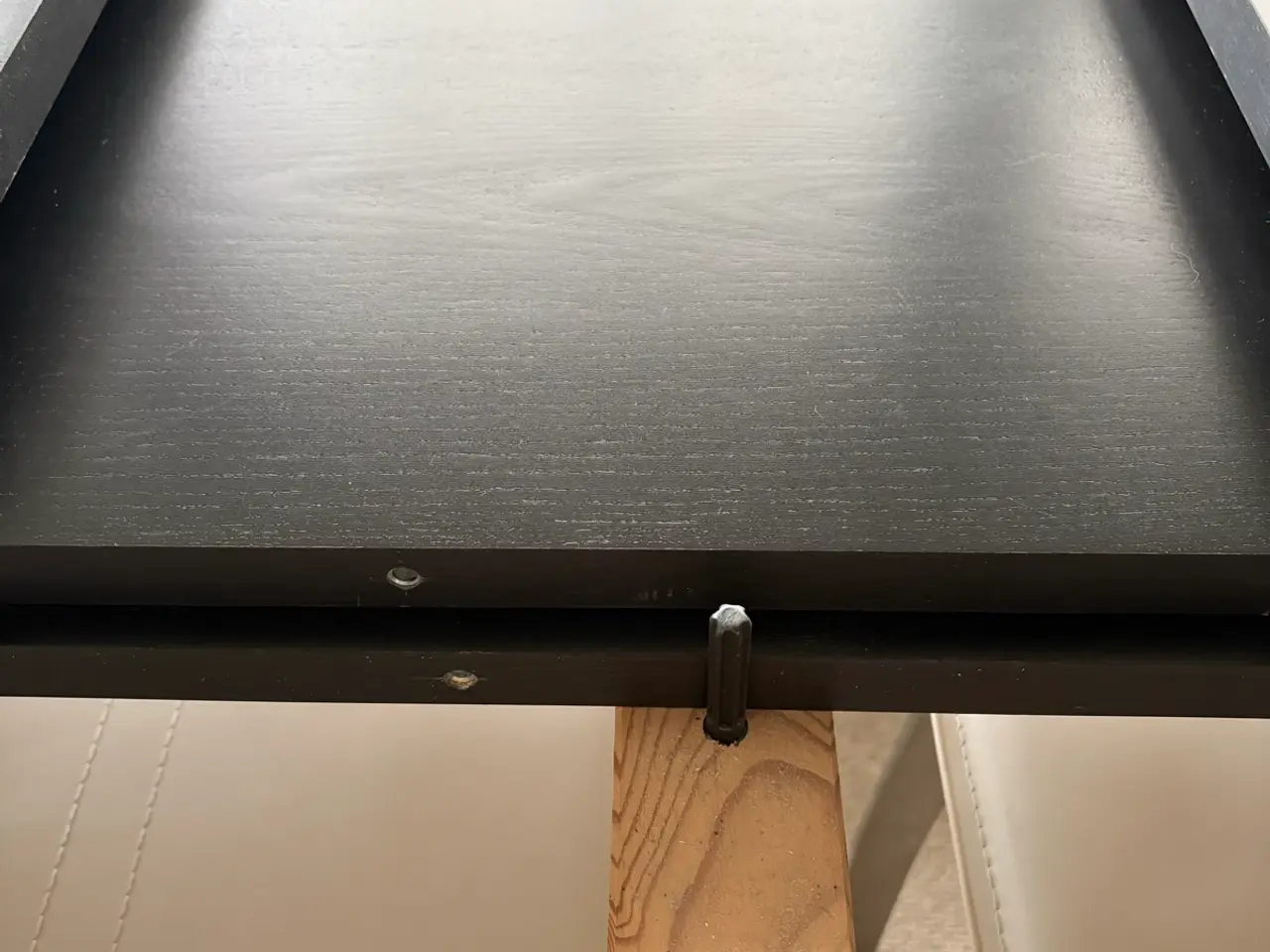 Billede 8 - Sort spisestuebord med tillægsplader/6 hvide stole