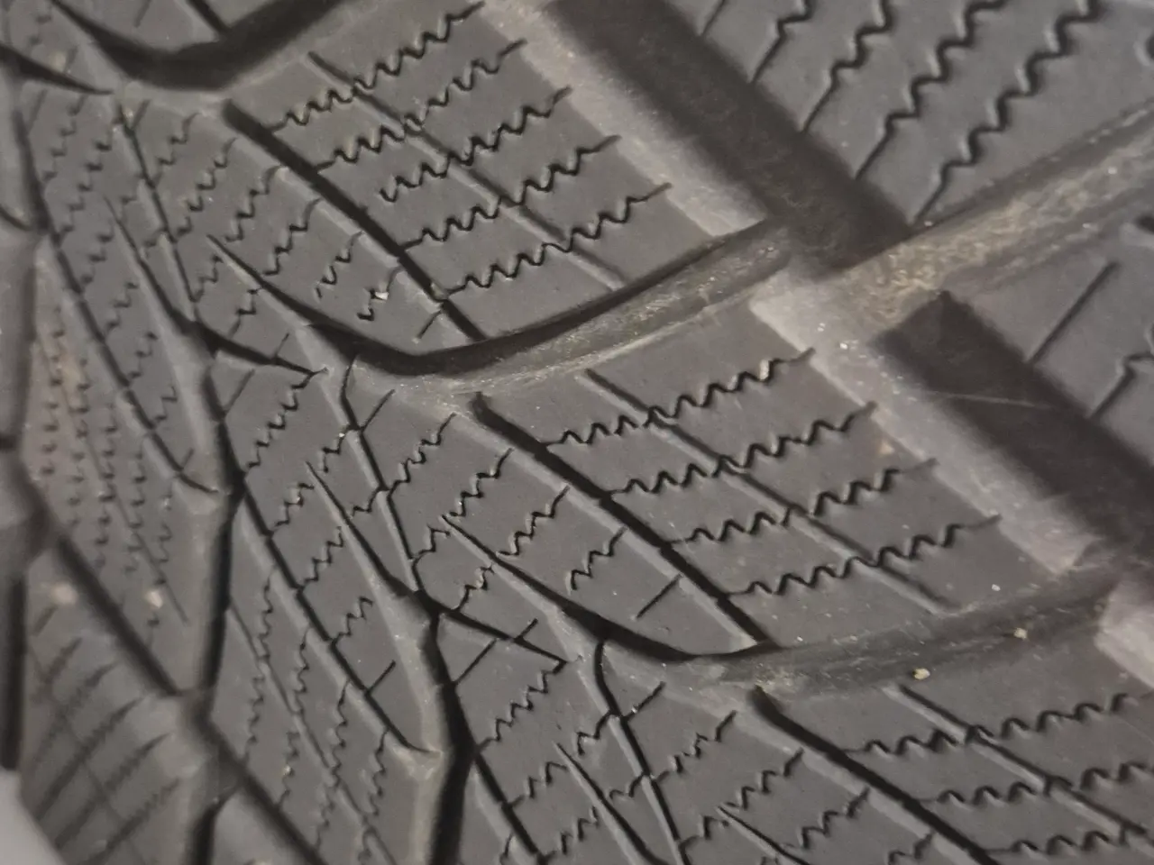 Billede 1 - Vinterdæk størrelse 245/40R20