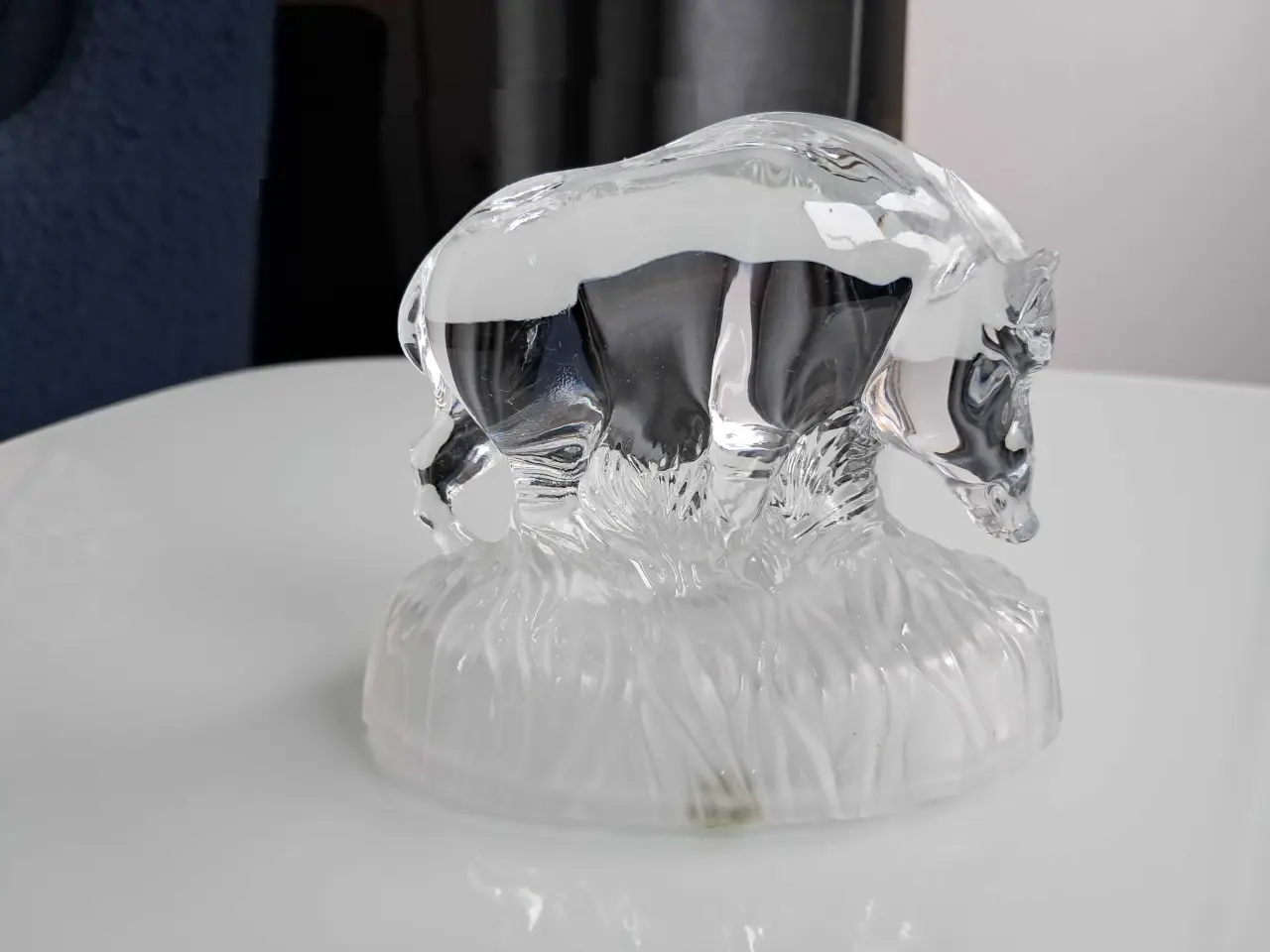 Billede 1 - Flot glasfigur af vildsvin på matteret fod.  Usign
