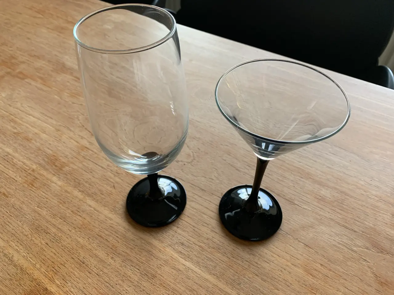 Billede 1 - Glas med sort fod (cocktail og øl glas)