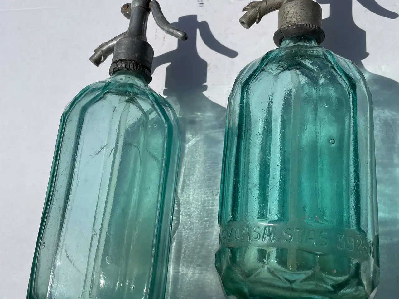 Billede 1 - 2 gl. sifon' er i kraftigt glas