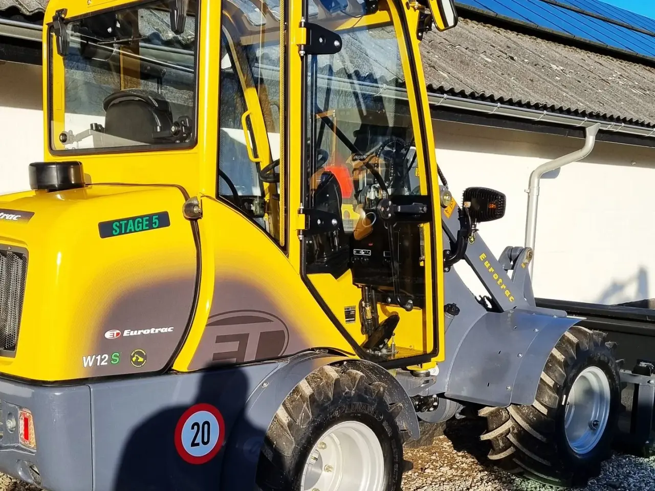 Billede 4 - Eurotrac W12S / lukket kabine / fabriksny / skovl & gafler / Kubota motor