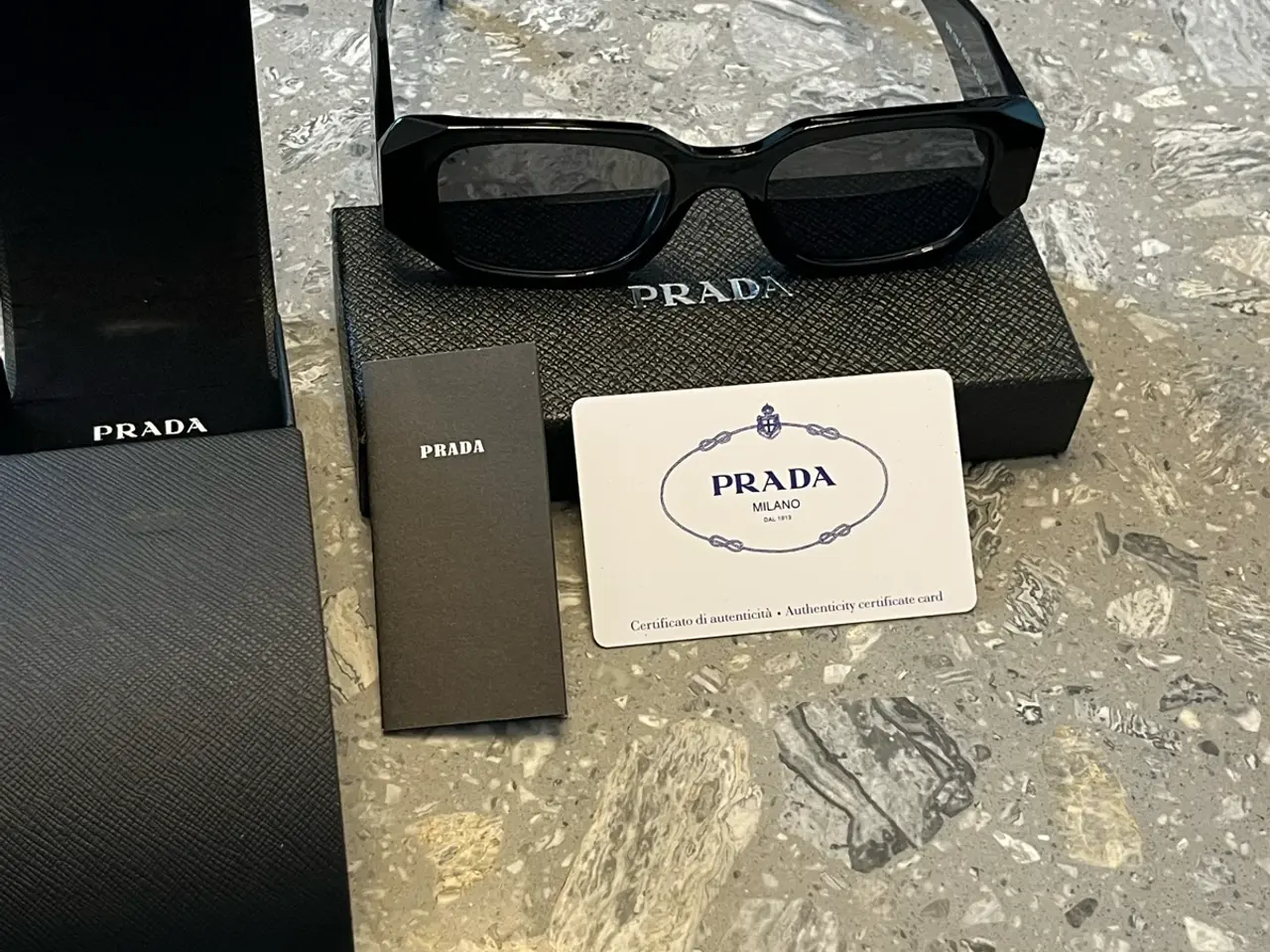 Billede 2 - Prada solbriller – sorte – med æske og kort