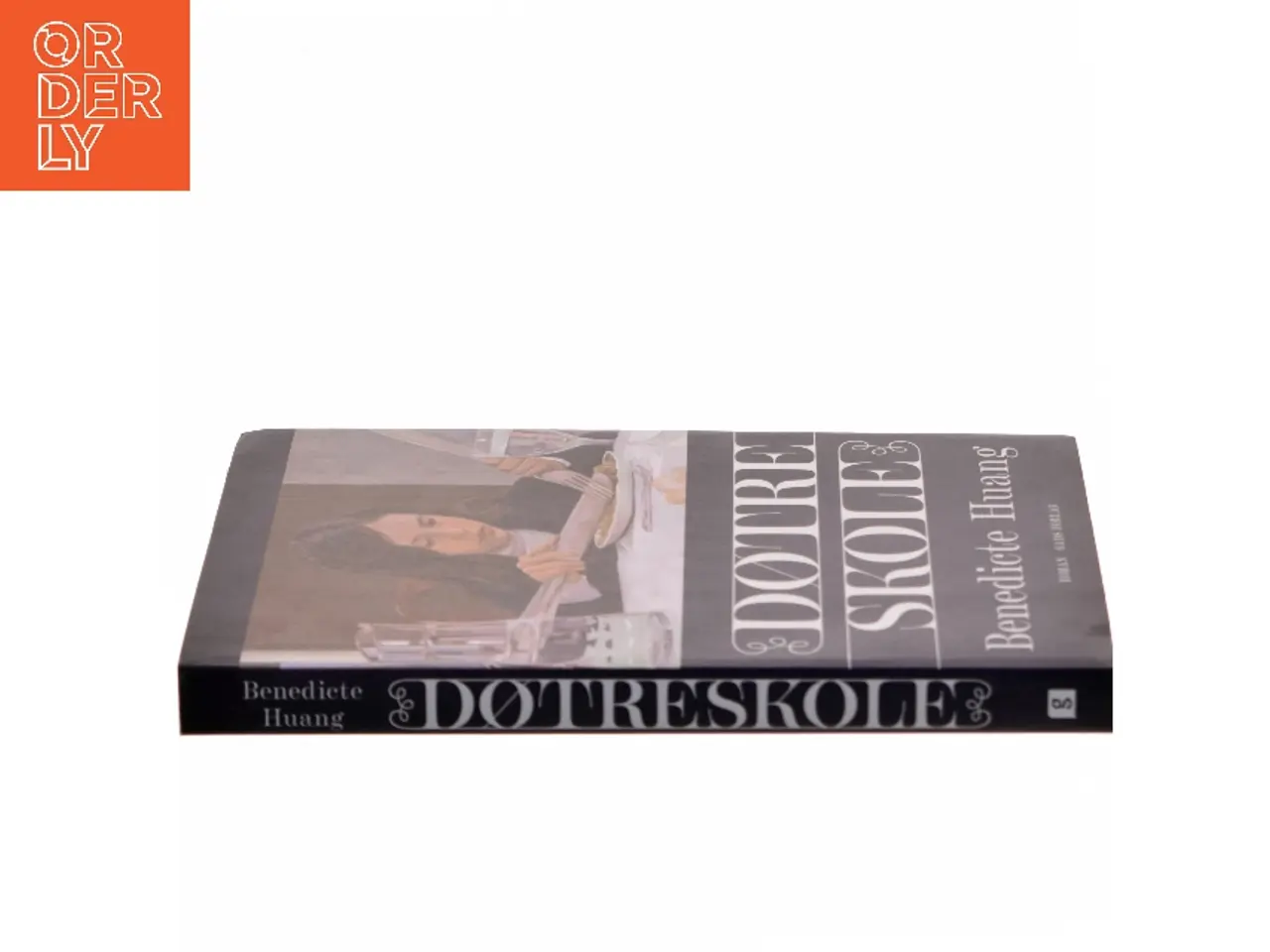 Billede 2 - Døtreskole : roman af Benedicte Huang (f. 1991) (Bog)
