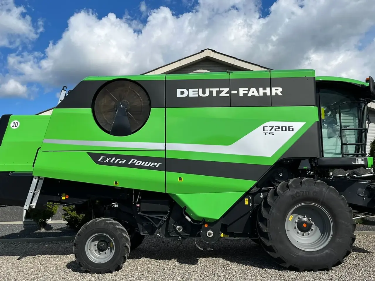 Billede 1 - Deutz-Fahr C7206 With 24feed - 7.2m header. New and unused Combine together with 7.2m header