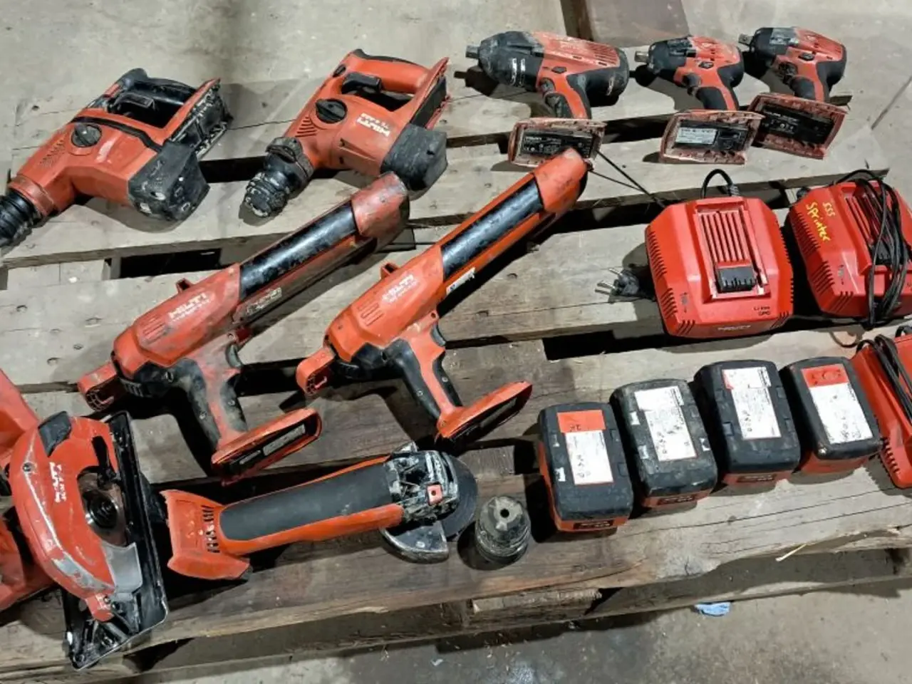 Billede 1 - Hilti En palle med værktøj
