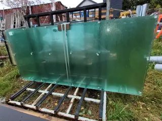 Glas døre med hulle til hængsel