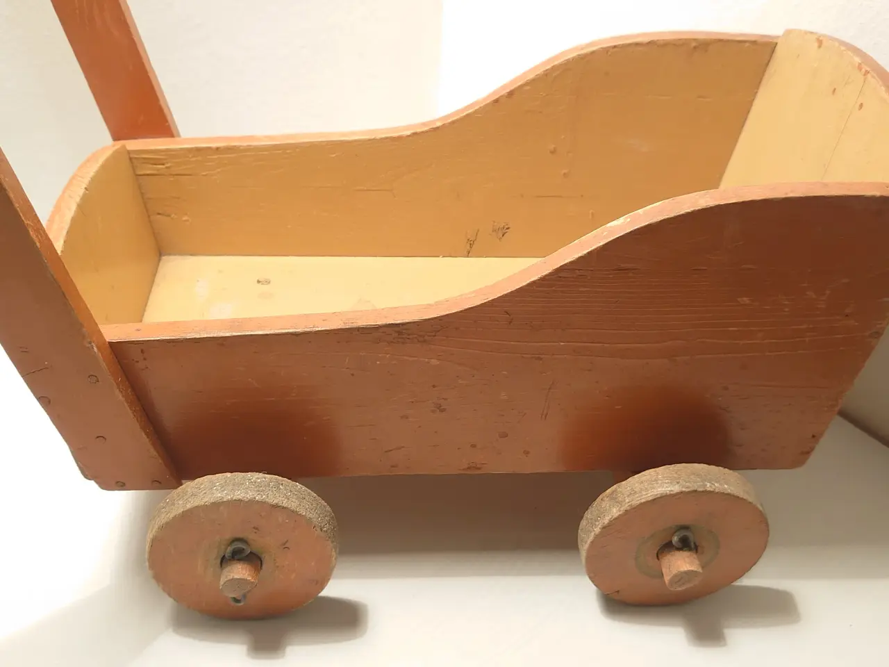 Billede 5 - Fængselslegetøj:Flagmærket legevogn ca. 1940 