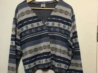 Blåmønstret cardigan fra Lykke Dress