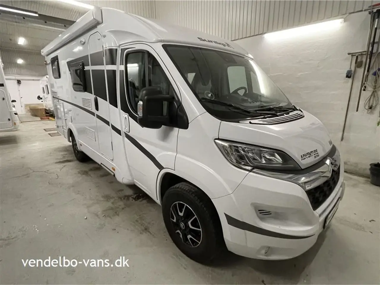 Billede 1 - 2021 - SunLight VAN V66 Adventure Edit   Enkelsenge og garage - kun 6,5 m lang